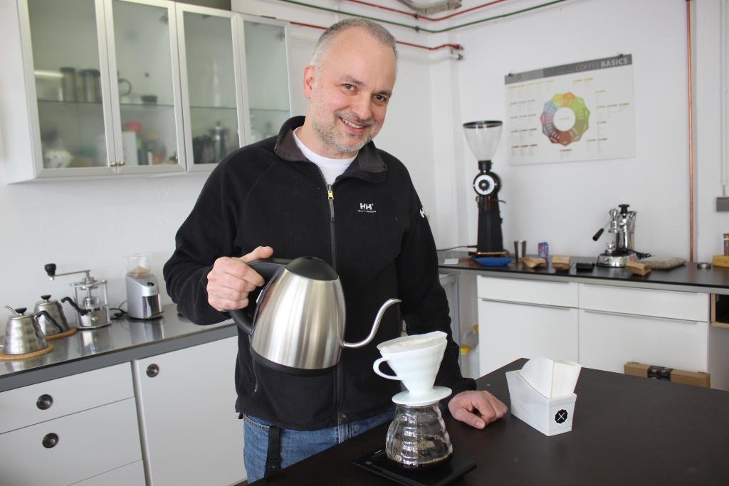 Dem Bremer Kaffeeröster Oliver Kriegsch ist es wichtig, dass die Preise bis zu den Kaffeebauern durchgereicht werden. (c) Insa Lohmann