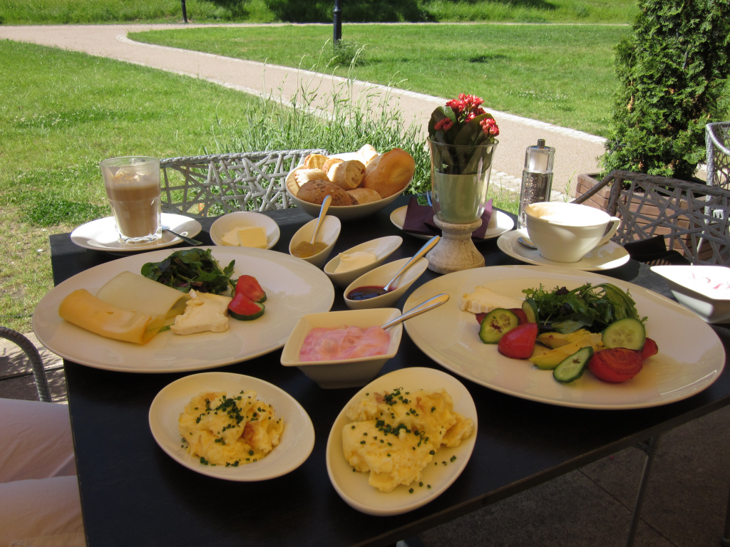 Das Canova bietet nicht nur ein tolles Frühstück, sondern auch einen Blick auf die idyllischen Wallanlagen. (c) Insa Lohmann