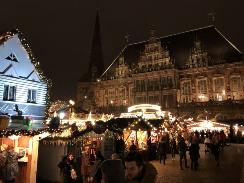 Rund um das Rathaus und den Roland erstreckt sich der Bremer Weihnachtsmarkt (c) Insa Lohmann