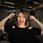 Eine Frau mit Kopfhörern in einem Studio