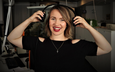 Eine Frau mit Kopfhörern in einem Studio