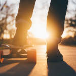 Skateboard vor einem Sonnenuntergang