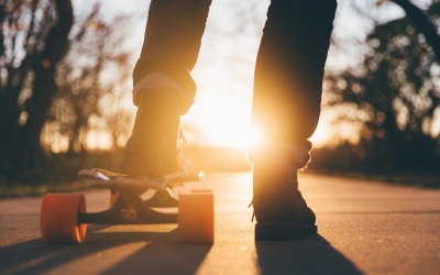 Skateboard vor einem Sonnenuntergang