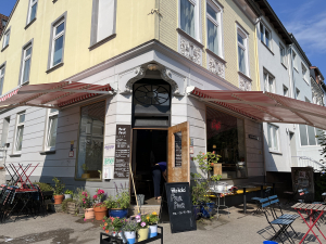 Direkt an den Neustadtswallanlagen liegt das Café Pour Pour und bietet guten Kaffee sowie hausgemachte Kuchen