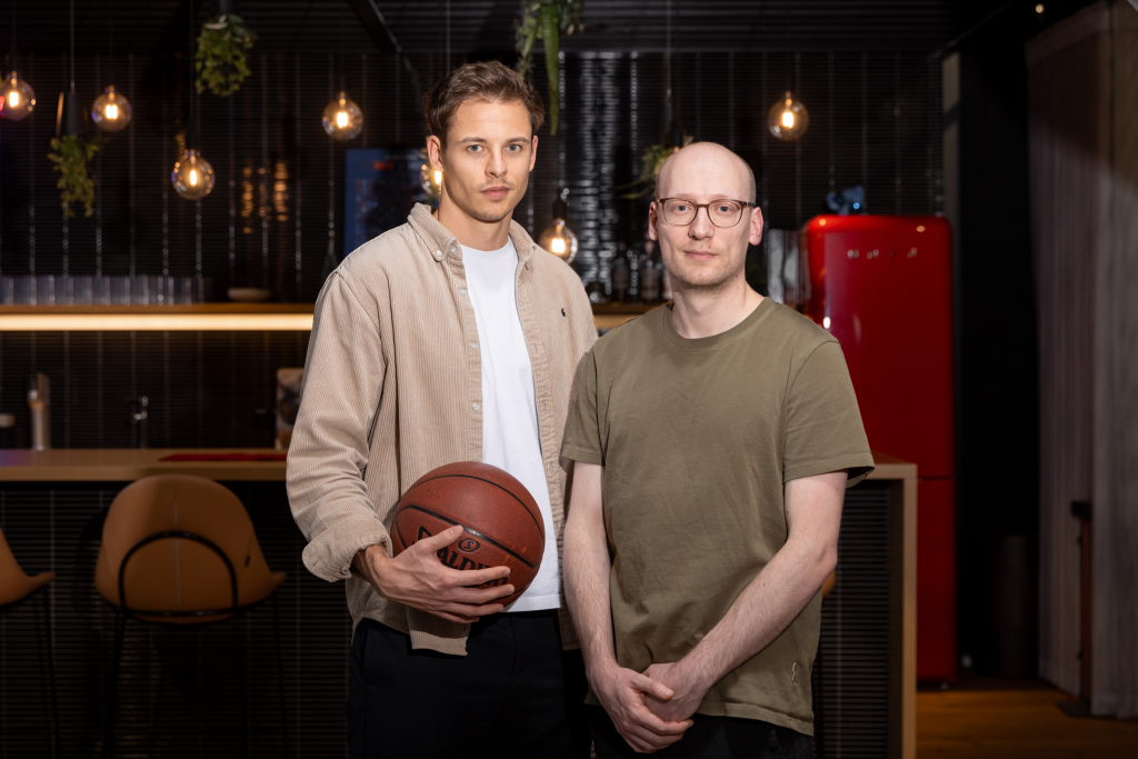 Jan Menge (l.) und Philipp Kobert haben im Campus Space der Sparkasse Bremen ihr Start-Up aufgebaut.