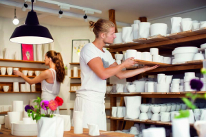 Studierende arbeiten im Keramik-Laden